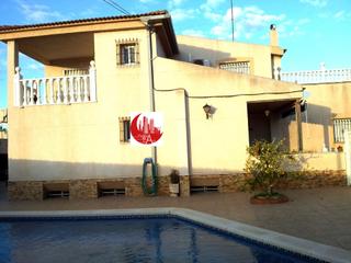 Casa aparellada en Pern. Chalet pareado en venta 5 dormitorios, 4 baos, jardn, patio y