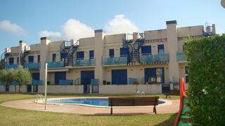 Semi detached house  Carrer argilaga. Chalet adosado con jardín y piscina comunitaria