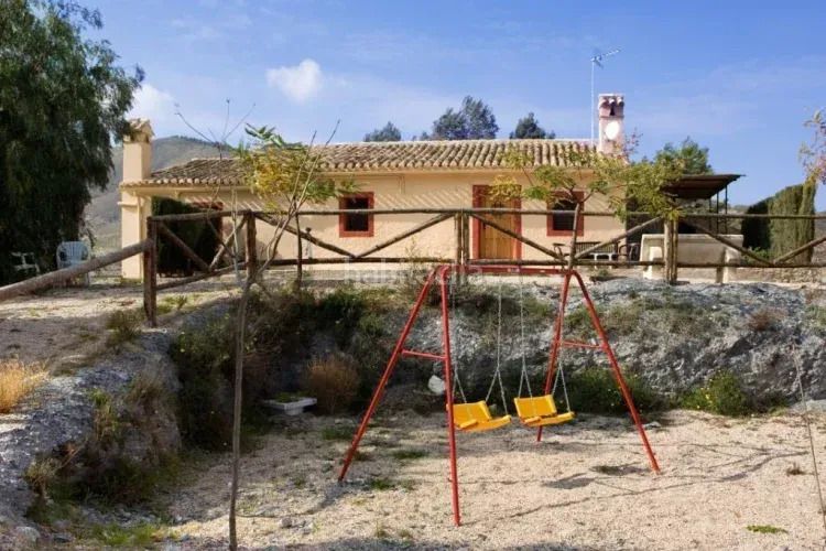 Foto c921f457-86bc-40b5-89e2-4a8223cf22a9. Masia amb xemeneia aparcament piscina a Torrecilla Lorca