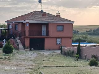 Casa a Palomeque. Aoc vende casa independiente en terreno de 2797m2, con piscina y