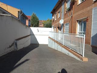 Planta baixa a Yuncler. Aoc, vende bajo, 2hab, 2baños, plaza garaje