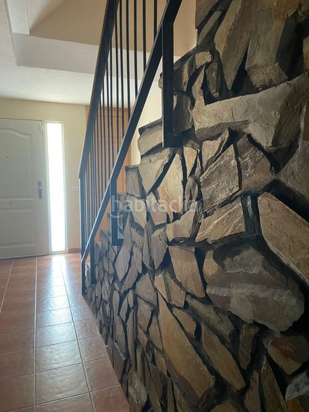 Foto 212aef6e-8513-4d2b-b5dd-cdb46db7ba71. Casa aparellada amb aparcament piscina a Méntrida