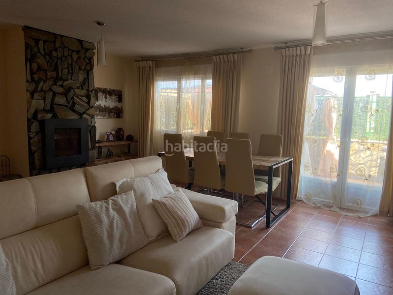 Foto 8aa74d8f-b61e-47d3-a876-cae29075c868. Casa aparellada amb aparcament piscina a Méntrida