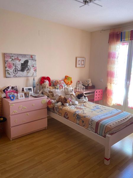 Foto c945c21a-928e-4b2c-b719-36507a2cbf83. Casa aparellada amb aparcament piscina a Méntrida