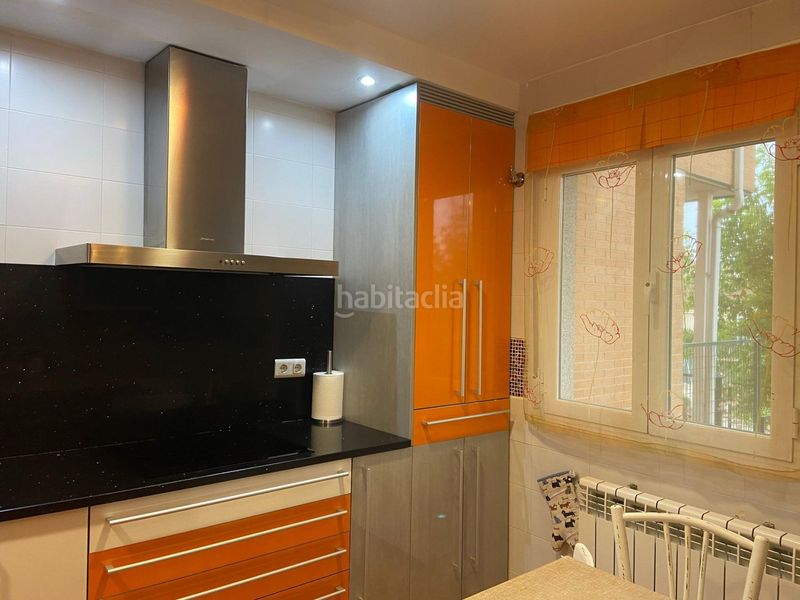 Foto dc90798d-9948-4cc3-875d-4d0a2fc53540. Casa aparellada amb aparcament piscina a Méntrida