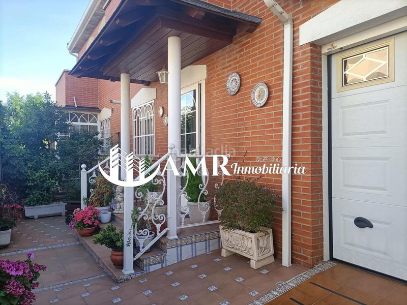 Foto b20a8896-4119-43c3-a850-c828ef7d2c57. Casa adossada amb calefacció aparcament a Las Américas Parla
