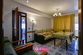 Miete Etagenwohnung  Calle fausto. Piso luminoso de 3 habitaciones ideal para estudiantes en sevill