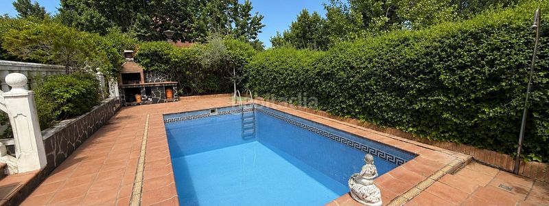Foto dcd02996-0434-4343-b4c6-5d544c618c75. Casa adossada amb calefacció aparcament piscina a Móstoles