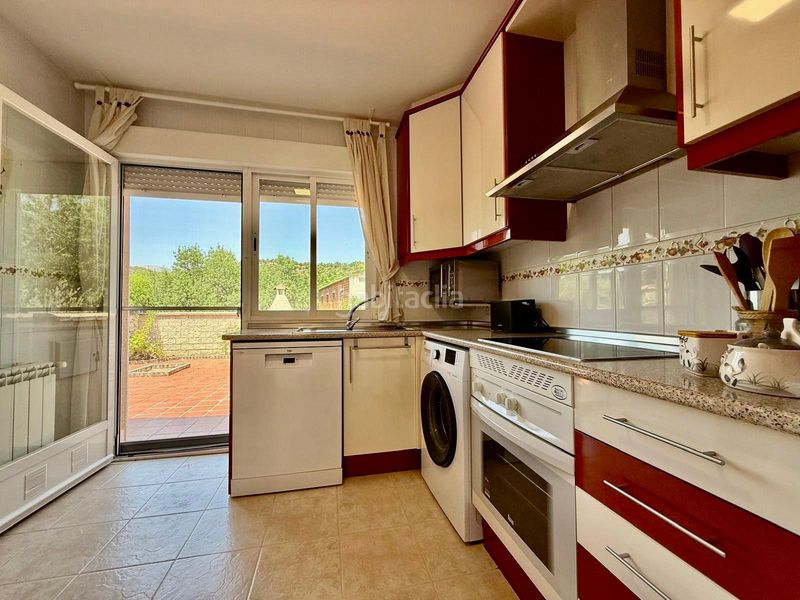 Foto c3569ded-89a2-4e5e-9335-938a68746e5b. Casa adossada amb xemeneia calefacció a Burgohondo