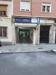 Autoparkplatz in Calle de Fernández de los Ríos 78
