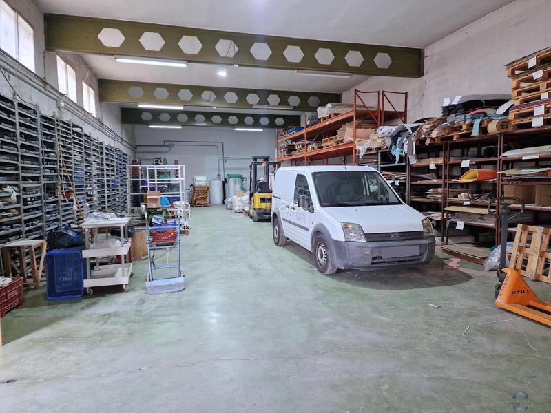 Foto cdb13a3c-f22d-41df-9efd-90e6bccd7eef. Fabrikhalle in Monòver