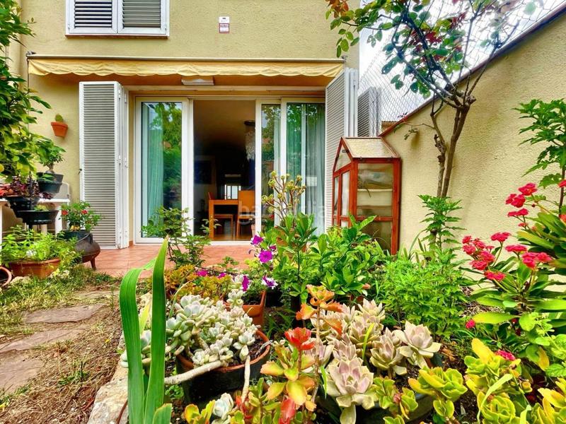 Foto 225ae19e-13b8-4996-a0b0-e082d74b8714. Casa adosada  con jardin , garaje y trastero excelente ubicación en Cerdanyola del Vallès