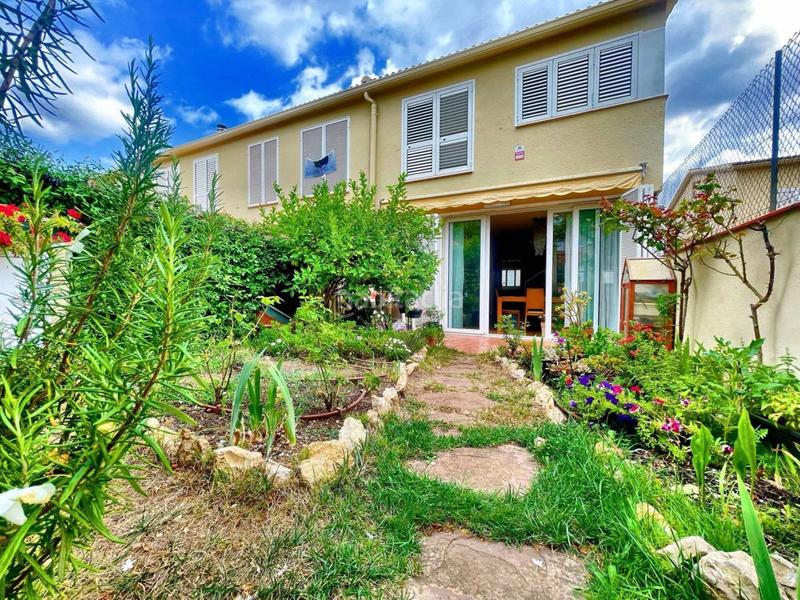 Foto bb2c02a5-38de-4229-8d06-03cb28b32c26. Casa adosada  con jardin , garaje y trastero excelente ubicación en Cerdanyola del Vallès