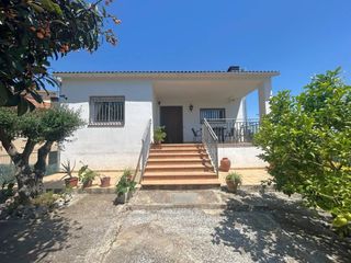 Casa a Lliçà d´Amunt. Amplia casa independiente con jardín y múltiples espacios para t