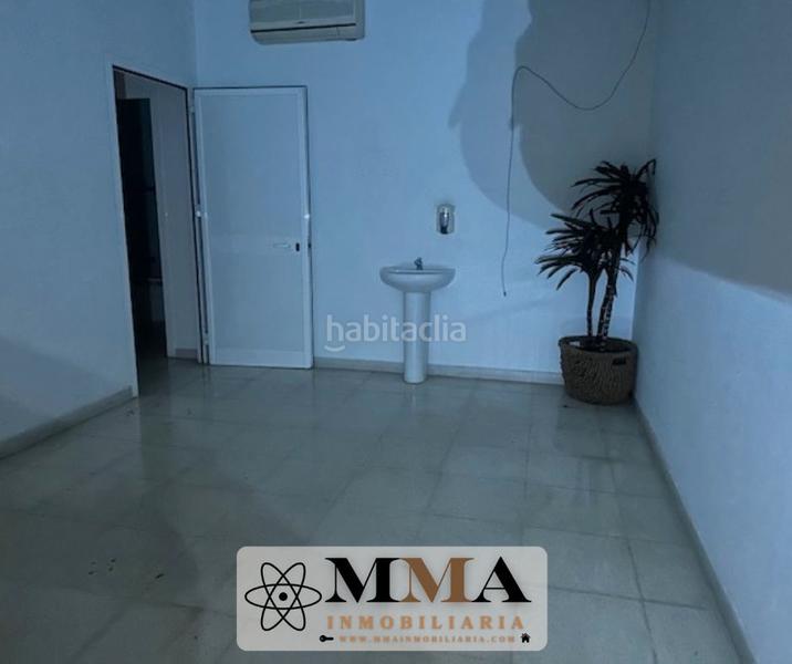 Foto d0433475-14e4-4eb5-9a10-ed42904ffb4e. Rent business premise in calle velarde 1 in Centro Huelva