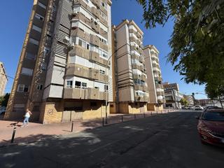 Pis  Calle hermano palomo 28. Piso en polígono , junto a avda galaroza, todo exterior, especta