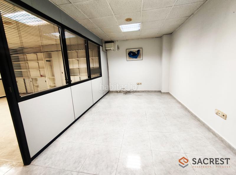 Foto 49f1a7b0-8ede-42b7-8008-947f6265f277. Local comercial local esquinero con muchas posibilidades en Mollet del Vallès