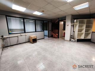Local Comercial  Carrer de francesc layret. Local esquinero con muchas posibilidades