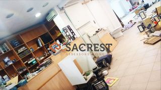 Lloguer Local Comercial a Centre. Local muy grande en el centro