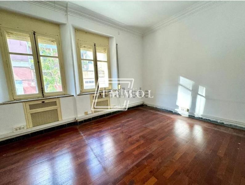 Foto 8a81b18b-7c33-4c85-af0c-9284586a81a8. Piso increible piso en finca regia, solo 3 vecinos, en el corazon de mataro en Mataró
