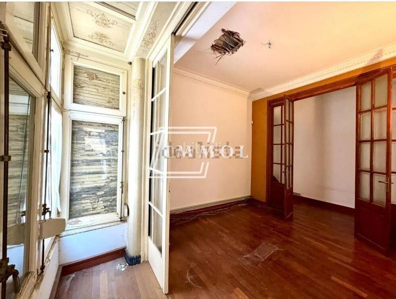 Foto b8225dbb-ed28-4027-89f1-47a0b58ddaee. Piso increible piso en finca regia, solo 3 vecinos, en el corazon de mataro en Mataró