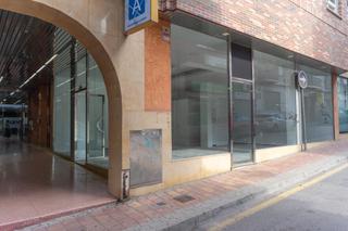 Location Local commercial à Menendez pelayo 11. Amplio bajo en galería comercial con excelente iluminación natur