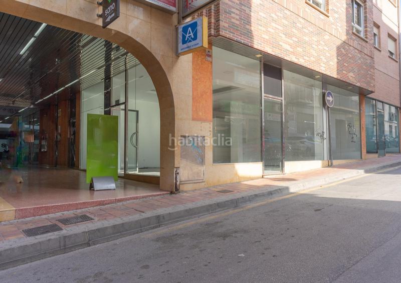 Foto cb9abd8d-65a2-4c71-8480-a03a6c8a3513. Alquiler local comercial en menendez pelayo 11 amplio bajo en galería comercial con excelente iluminación natural en Molina de Segura