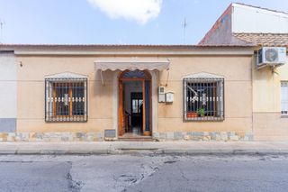 Casa  Alguazas - calle san pedro. Casa de pueblo con potencial en el corazón del municipio