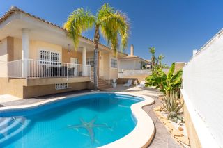 Casa a Las Majadas-Las Molinetas-Labradorcico. Chalet en planta baja con piscina en los olivos