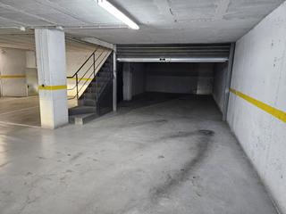 Aparcament cotxe a Solsona. Prking cerrado con puerta elctrica. zona del paseo.