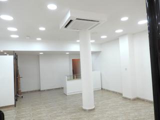Local commercial à Carrer sant just 11. Gran local de 105m2, 2 escaparates, buena localización
