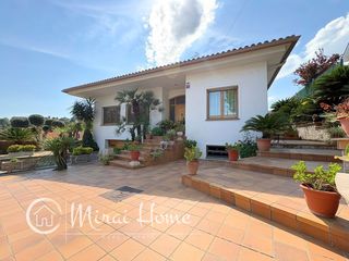 Casa a Canovelles. Casa independiente con garaje, piscina y jardín en canovelles