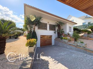 House in Canovelles. Casa independiente con garaje, piscina y jardín en canovelles