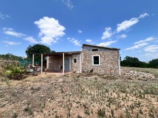 Casale in Vilafranca de Bonany. Finca rústica con vivienda en construcción en venta