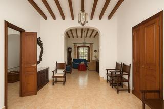Casa a Porreres. Casa de pueblo mallorquina con jardín y garaje en el centro