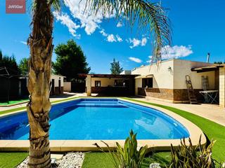 Chalet en Totana. Estupendo chalet con nave industrial