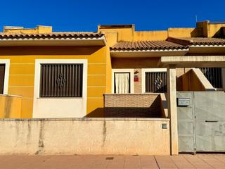 Casa en Librilla. Vivienda familiar independiente en zona residencial con jardín y