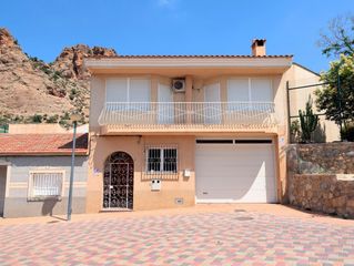 Casa a Alhama de Murcia Ciudad. Vivienda independiente en calle peatonal