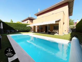 Casa  N/a. Chalet independiente con piscina