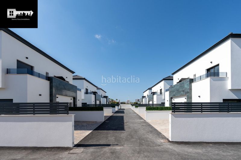 Foto 0484c873-9756-4fb3-9e00-6f9b8fc7f408. Casa adossada amb calefacció aparcament piscina a Santa Pola