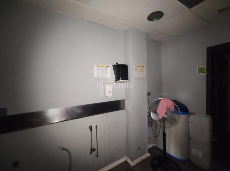 Foto f98de2ea-0b6d-47c5-b4f8-99cb93214e4e. Local comercial local ideal para negocio en Mercat Rubí