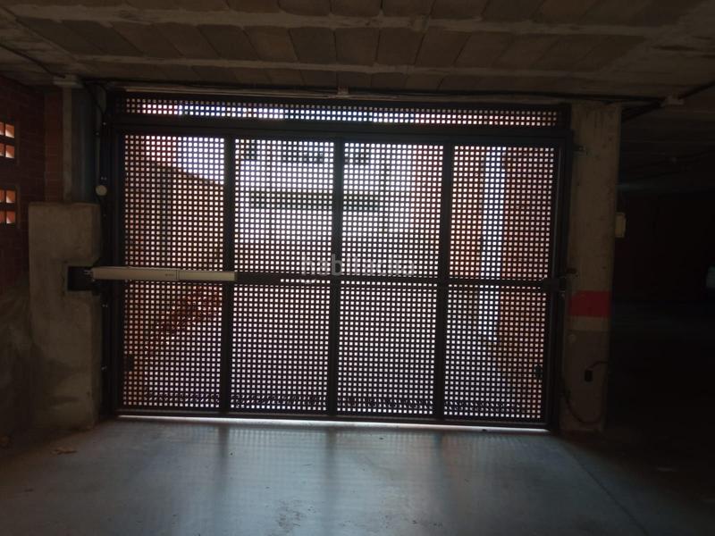 Foto fe72da23-f01c-4a6b-8890-badc32bbf0e5. Parking voiture dans Canaletes - Turonet Cerdanyola del Vallès