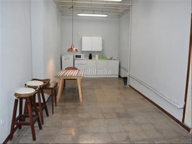 Foto 5c6998fd-e017-49eb-9cb8-142db6541f73. Local comercial ideal para paqueteria en Mercat Rubí