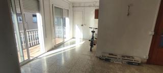 Pis  Carrer de torí. Piso cuatro habitaciones con terraza para dos vecinos