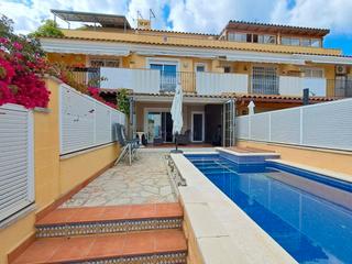 Casa adossada  Carrer ribalta. Adosado con piscina privada cerca de la playa