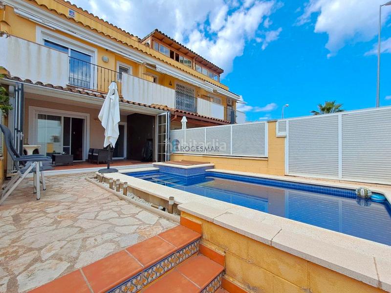 Foto a5921d13-dbf1-47f3-86f4-09a110f539fc. Casa adossada amb aparcament piscina a Heliópolis Benicasim / Benicàssim