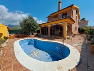 Chalet  Carrer santa llúcia. Villa con piscina y barbacoa