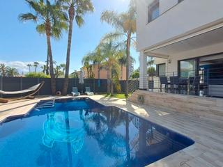 Maison jumelée à Heliópolis. Villa de lujo a un paso de la playa