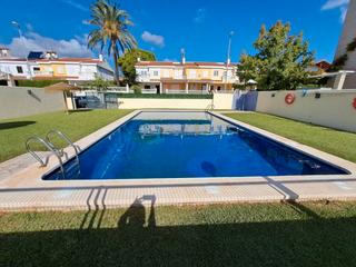 Casa adossada a Heliópolis. Adosado con amplia terraza exterior