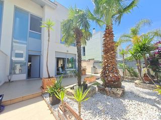 Casa adossada en Heli�polis. Bonito adosado para vivir todo el a�o